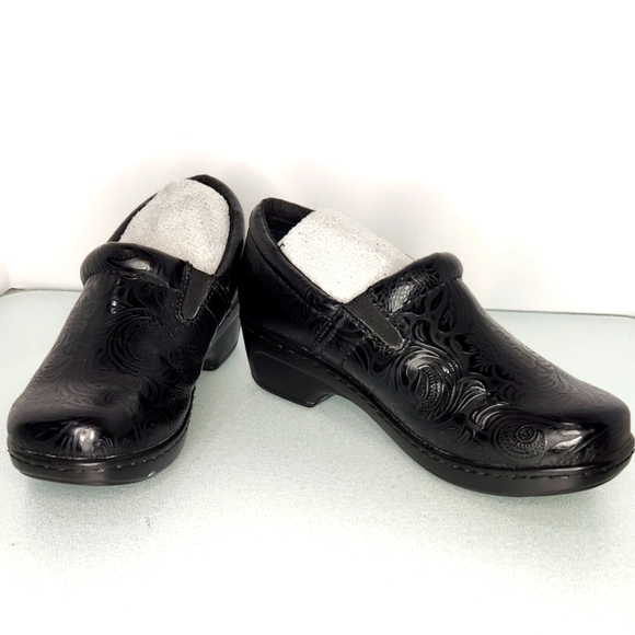 Yuu 7‎ Bethanee black vegan tooled leather nurse/work clogs w comfort platform - Picture 1 of 9